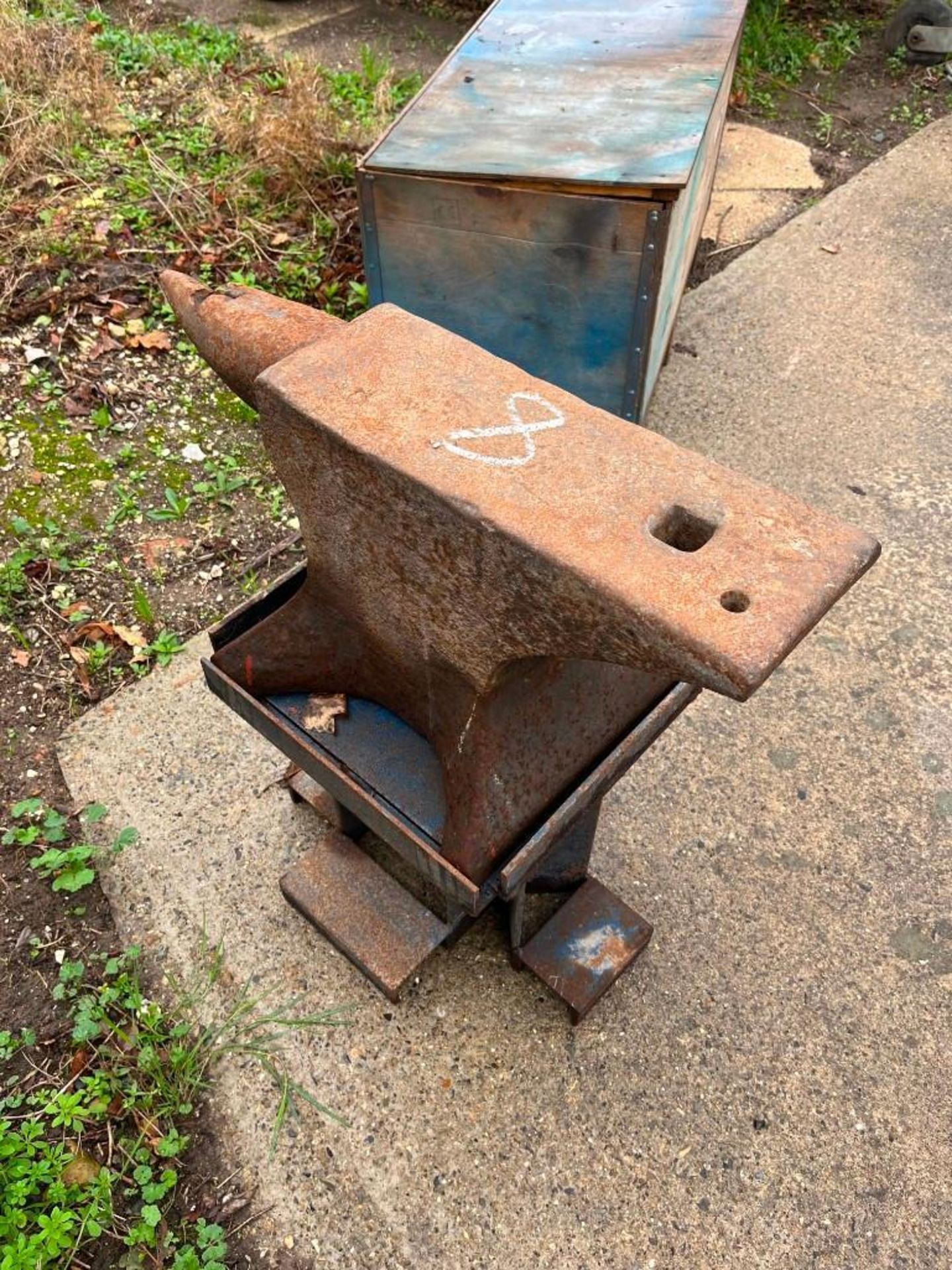 Misc Anvil, On Stand, Broken Beak