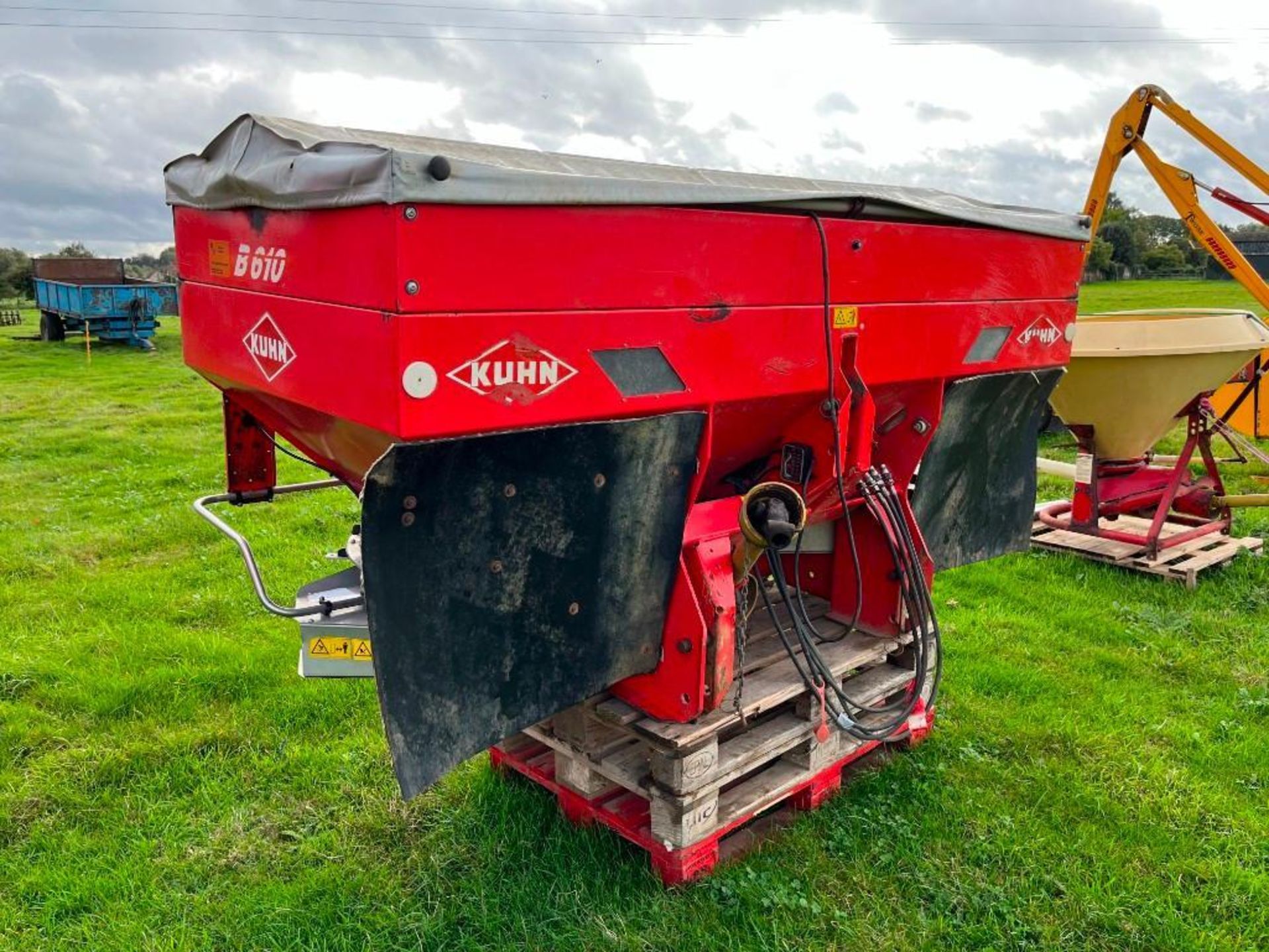 2000 Kuhn MDS1131 Fertiliser Spreader - Image 2 of 5