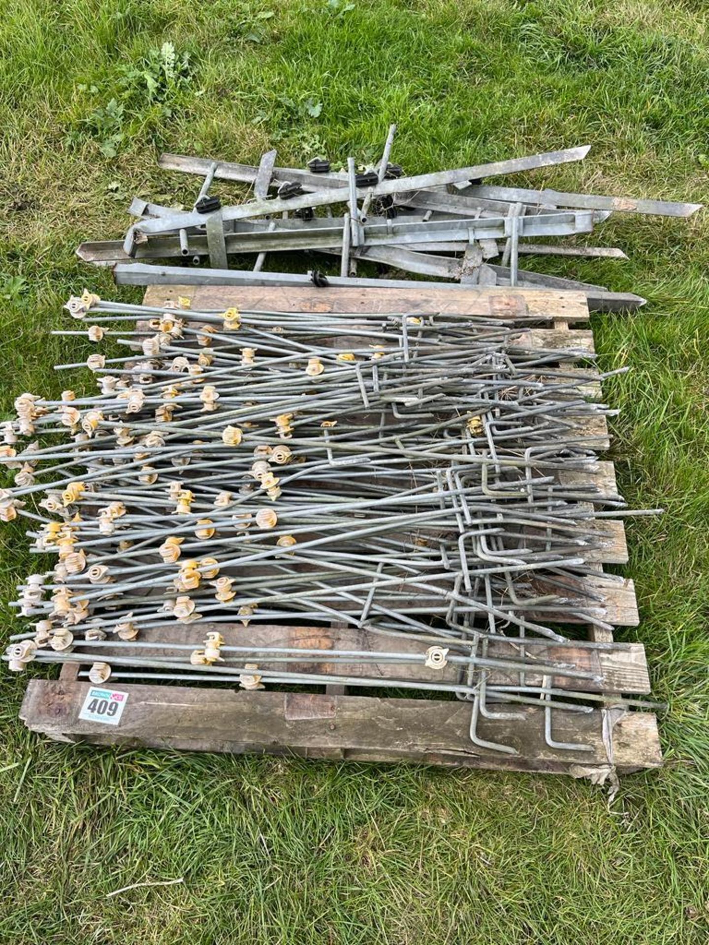 100No. Galvanised Electric Fence Stakes c/w Corner & Reel Posts - Image 2 of 2