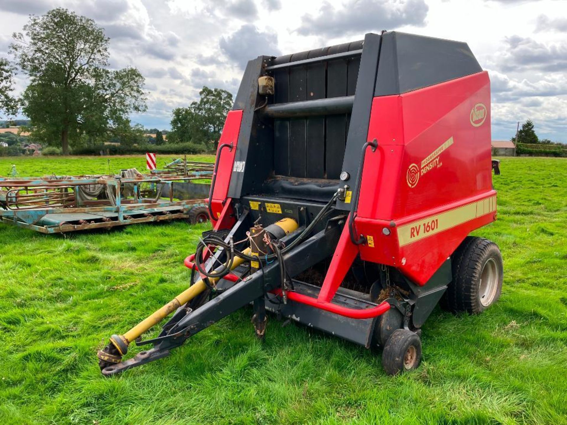 Vicon RV1601 Progressive Density Plus round belt baler on 15.0/55-17 wheels and tyres. Serial No: WD - Image 2 of 24