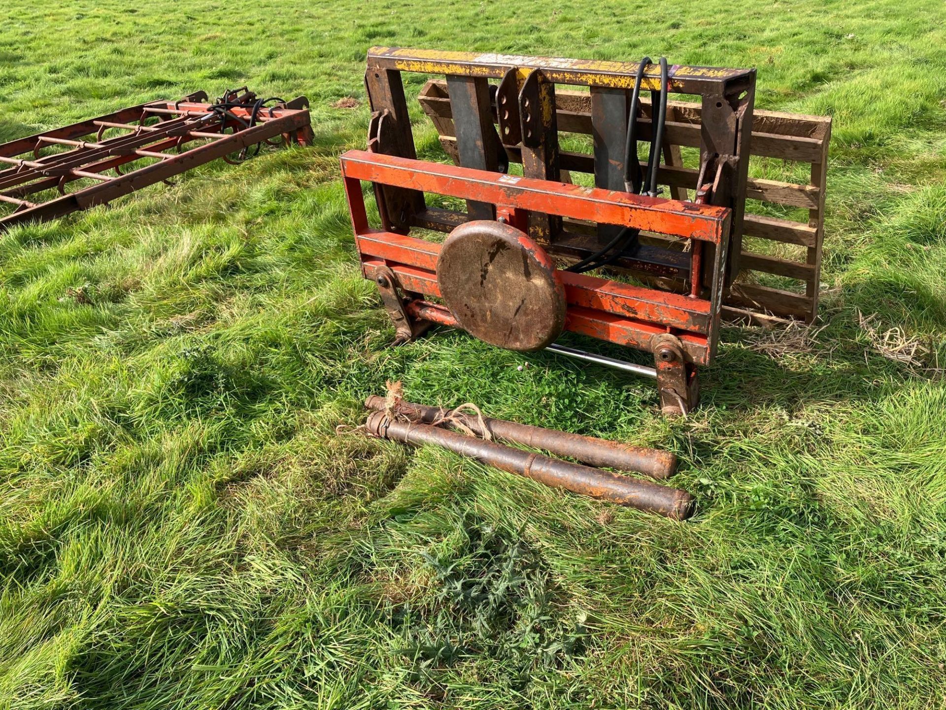 Browns hydraulic bale spike and squeeze with Euro 8 brackets and JCB Compact carriage adaptor - Image 2 of 3