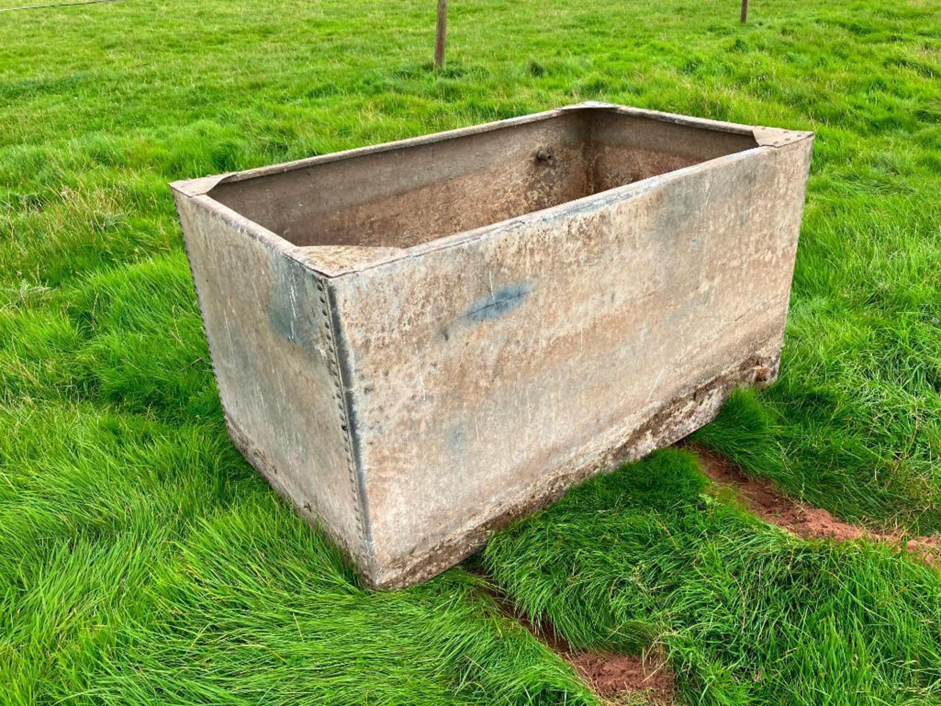 Galvanised water trough and barrel - Image 2 of 2