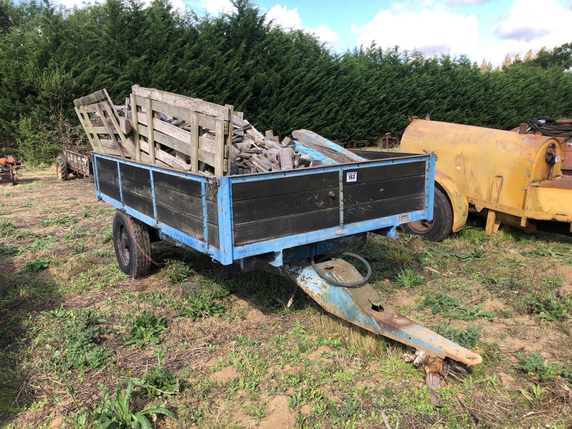 Hydraulic tipping single axle 3t dropside trailer on 7.5R16 wheels and tyres with contents - Image 3 of 5