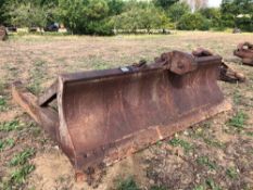 Dozer blade suited to Caterpillar