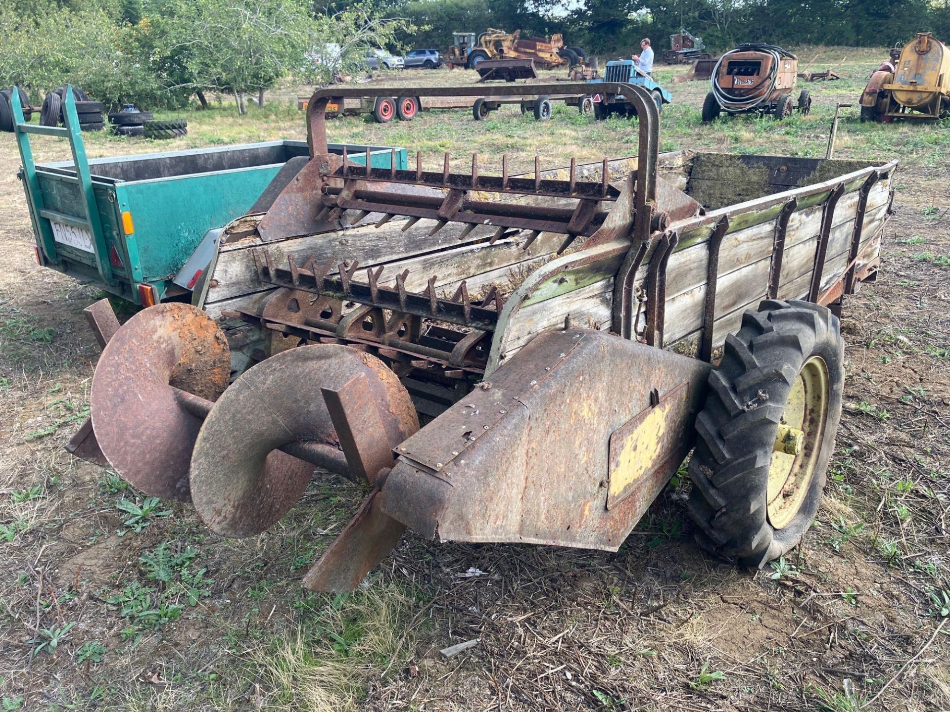 Massey Ferguson single axle rear discharge manure spreader, wheel driven - Image 4 of 4