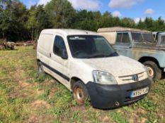 2003 Peugeot Boxer diesel van, manual, white. Reg No: NV52 YJW. Currently SORN, MOT expired. Spares