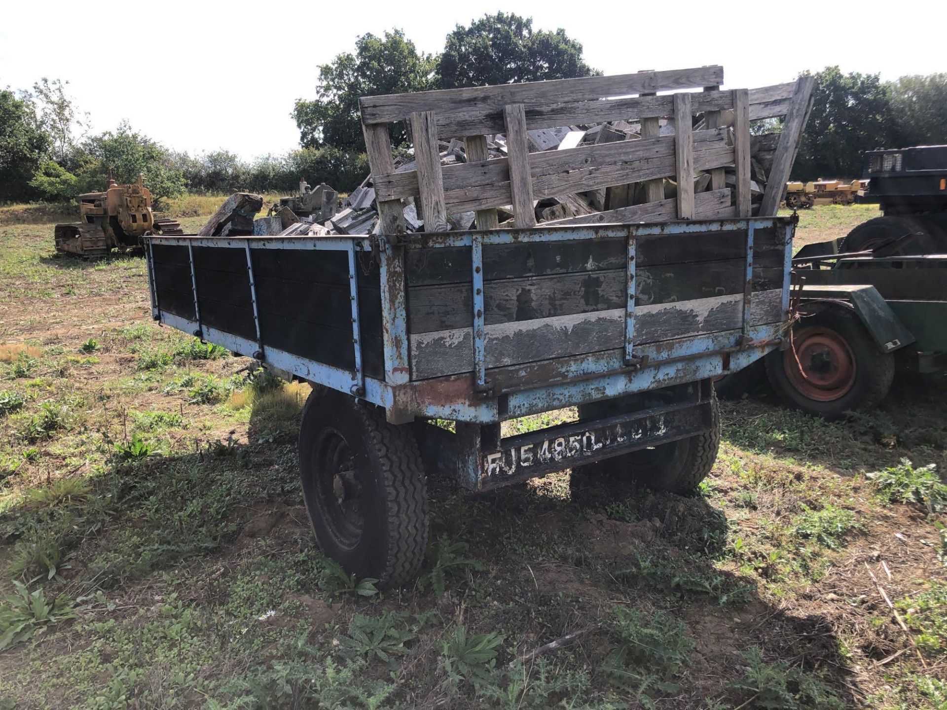 Hydraulic tipping single axle 3t dropside trailer on 7.5R16 wheels and tyres with contents - Image 5 of 5