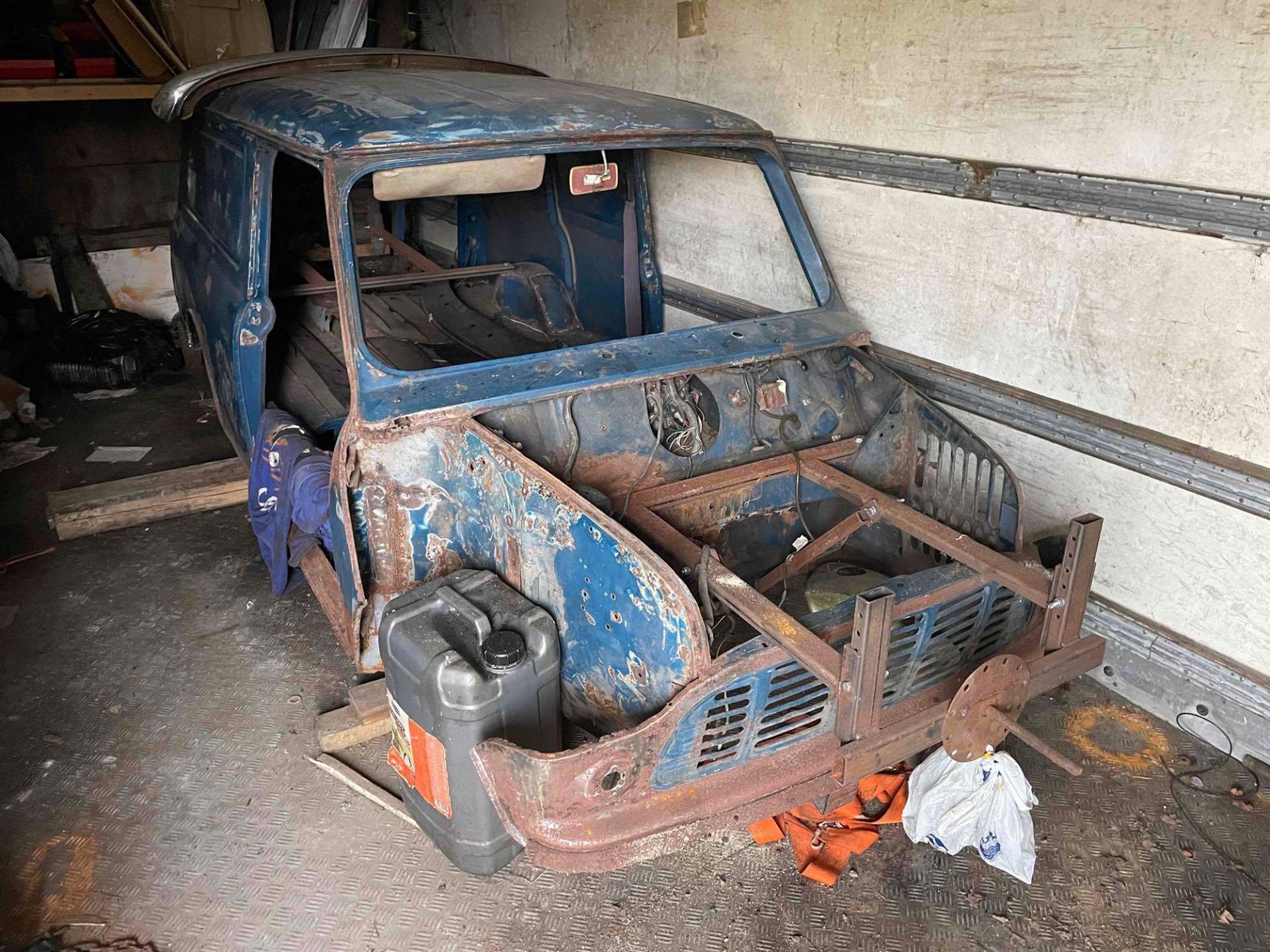 Morris Mini van body shell with parts. Reg No: DRD 780K. Sold in situ, buyer to remove