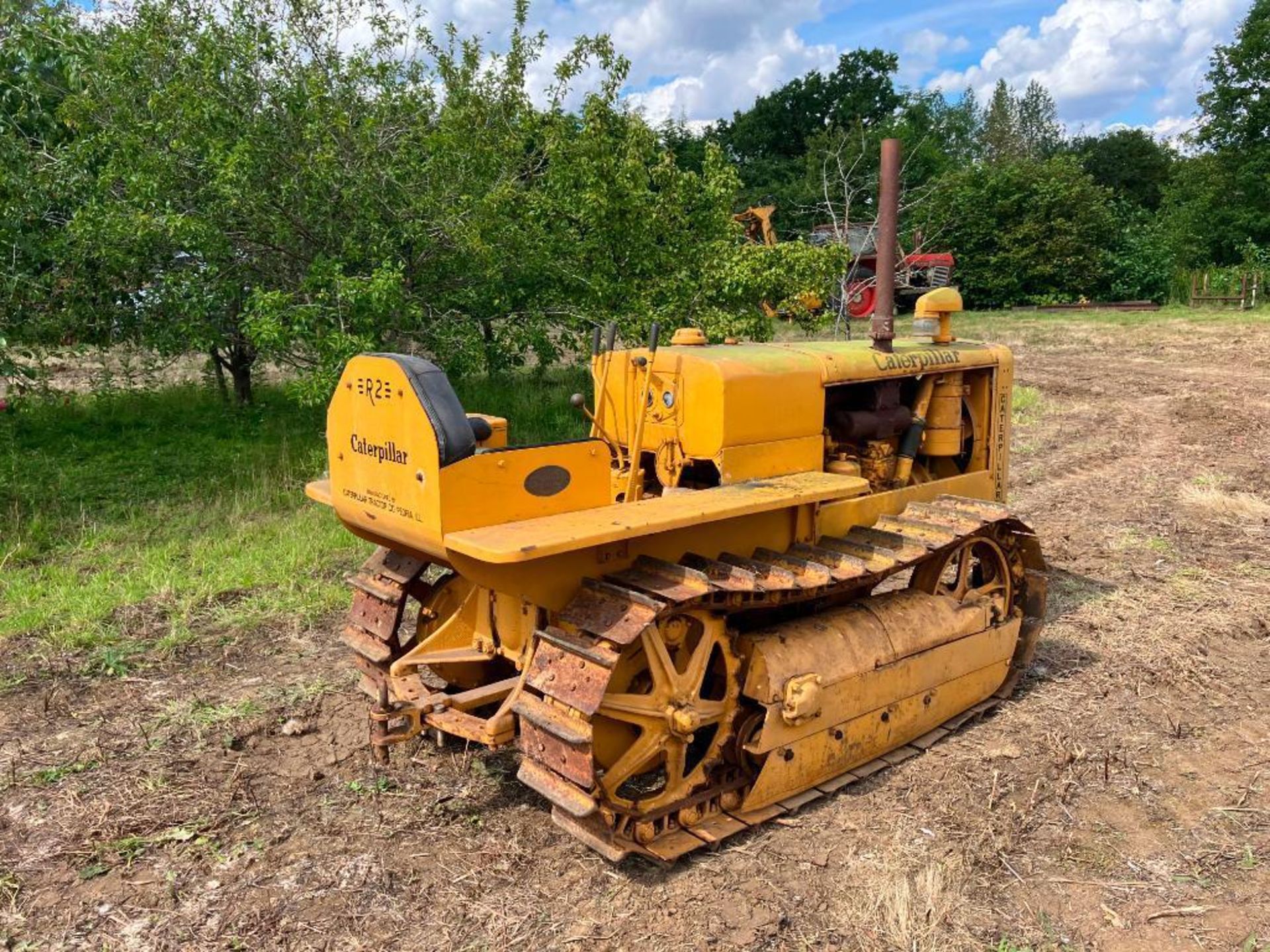 Caterpillar R2 metal tracked crawler with 12" tracks, petrol engine and swinging drawbar - Image 7 of 14