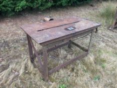 Saw bench with blade