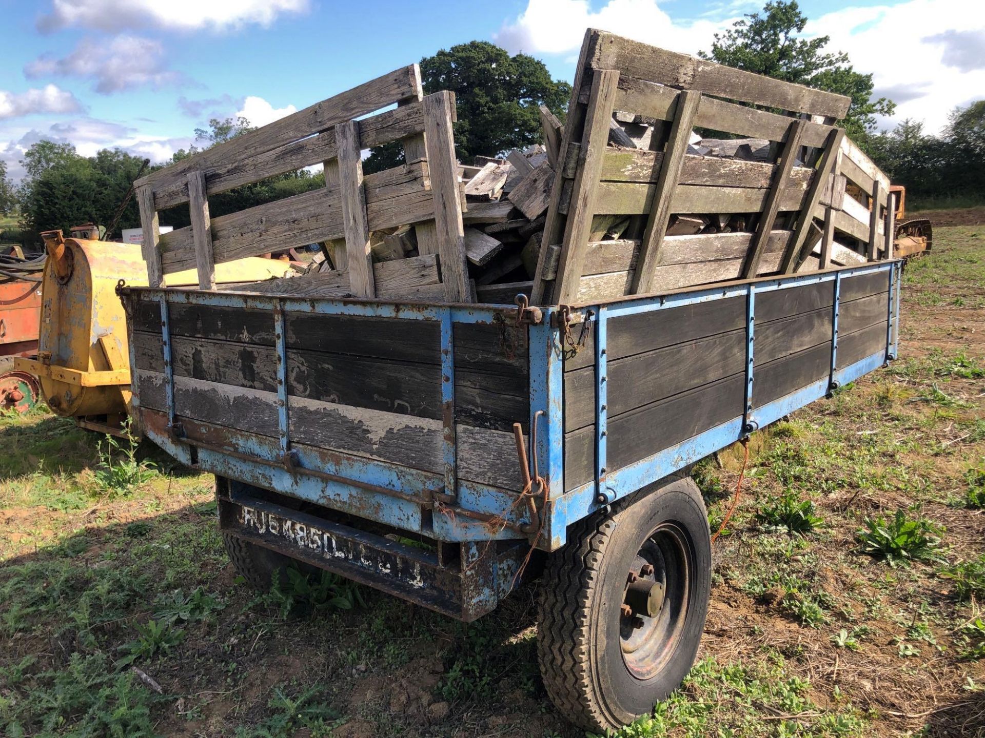 Hydraulic tipping single axle 3t dropside trailer on 7.5R16 wheels and tyres with contents - Image 4 of 5