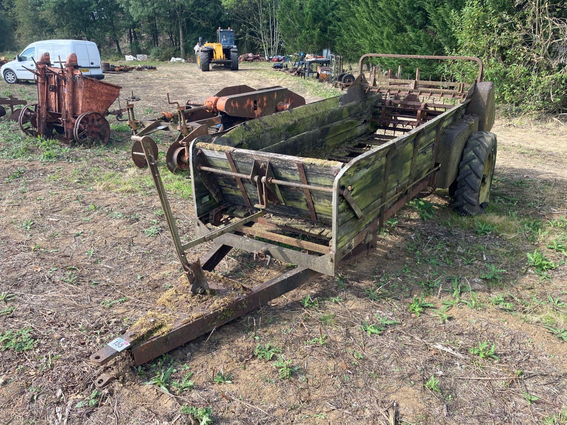 Massey Ferguson single axle rear discharge manure spreader, wheel driven - Image 2 of 4