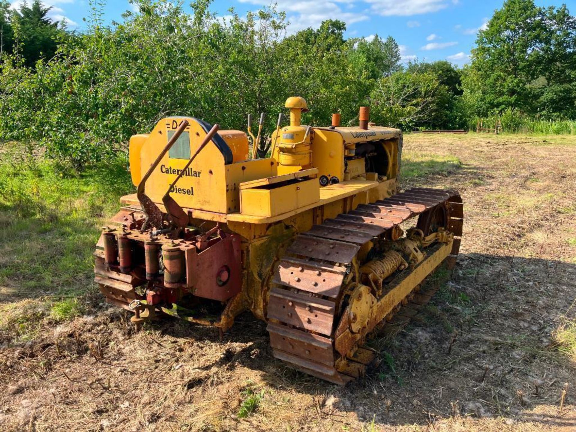 1949 Caterpillar D4 wide gauge metal tracked crawler with 16" tracks , swinging drawbar and rear cab - Image 4 of 18