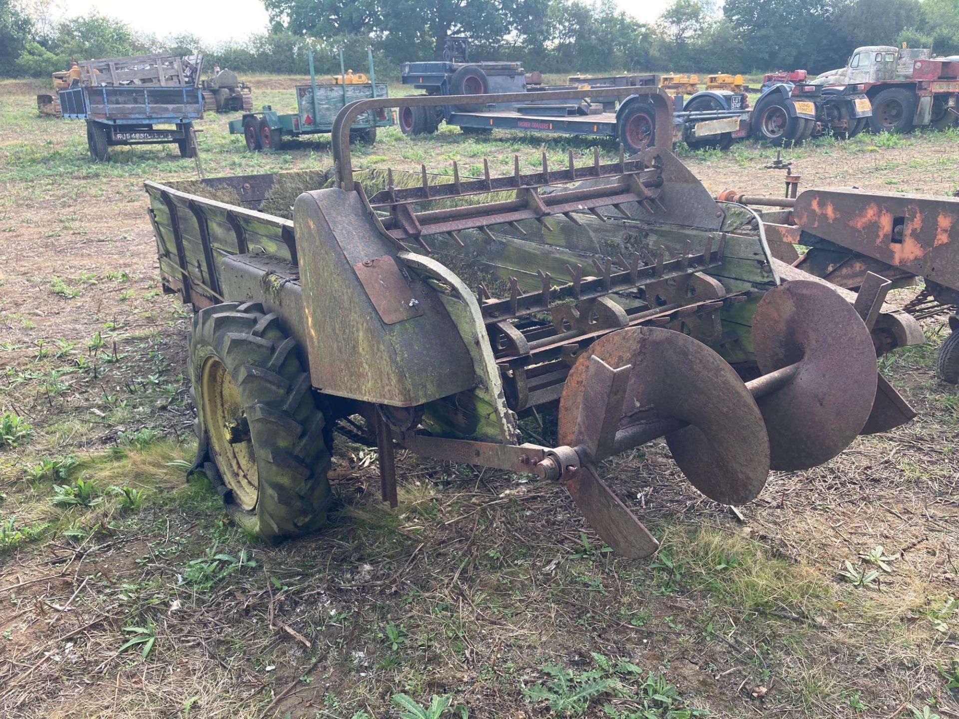 Massey Ferguson single axle rear discharge manure spreader, wheel driven - Image 3 of 4