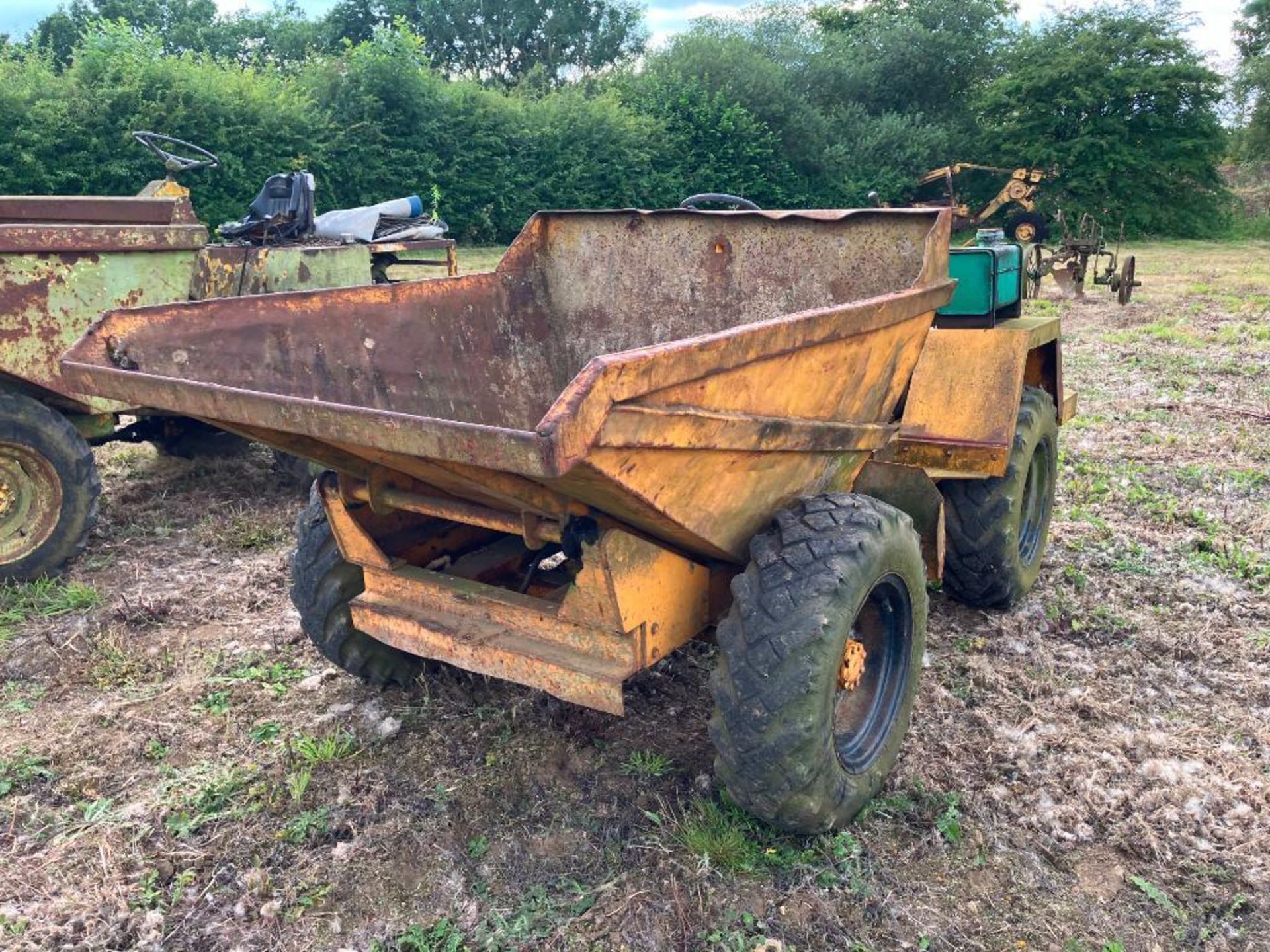 Pivot steer 4wd dump truck with hydraulic tip and Petter twin cylinder engine, electric start on 10. - Image 2 of 5