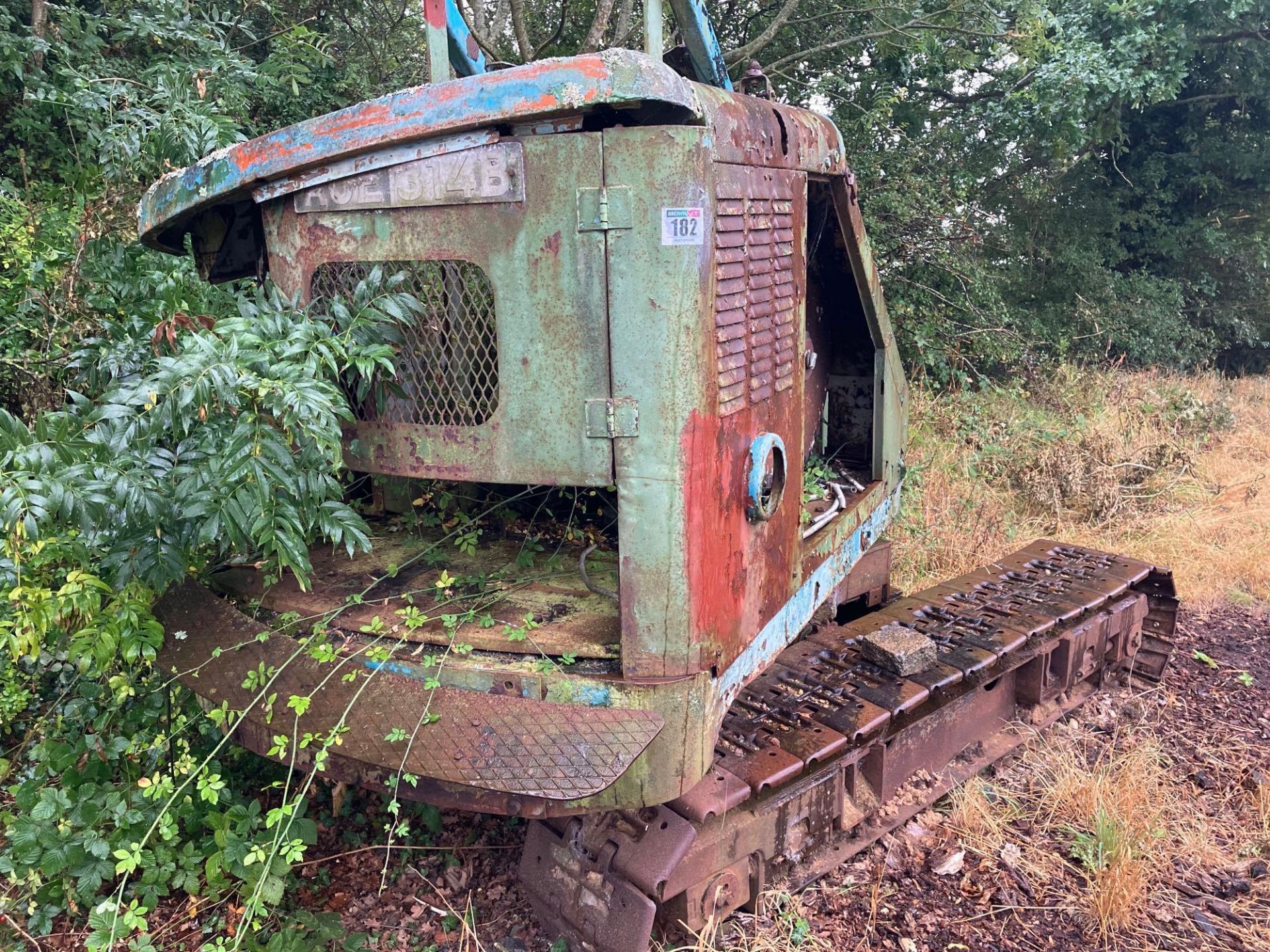Dragline chassis with 18" metal tracks with engine parts, spares or repairs - Image 4 of 6