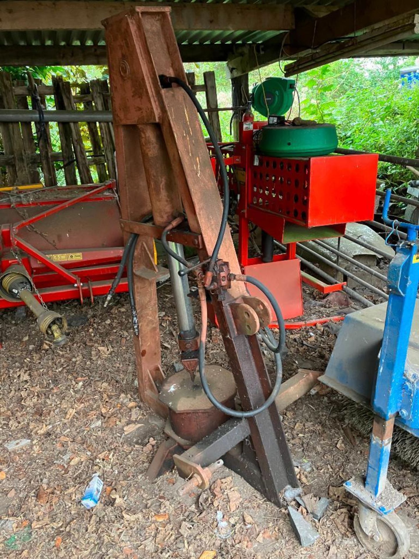 Farm made heavy duty hydraulic log splitter, linkage mounted - Image 2 of 2