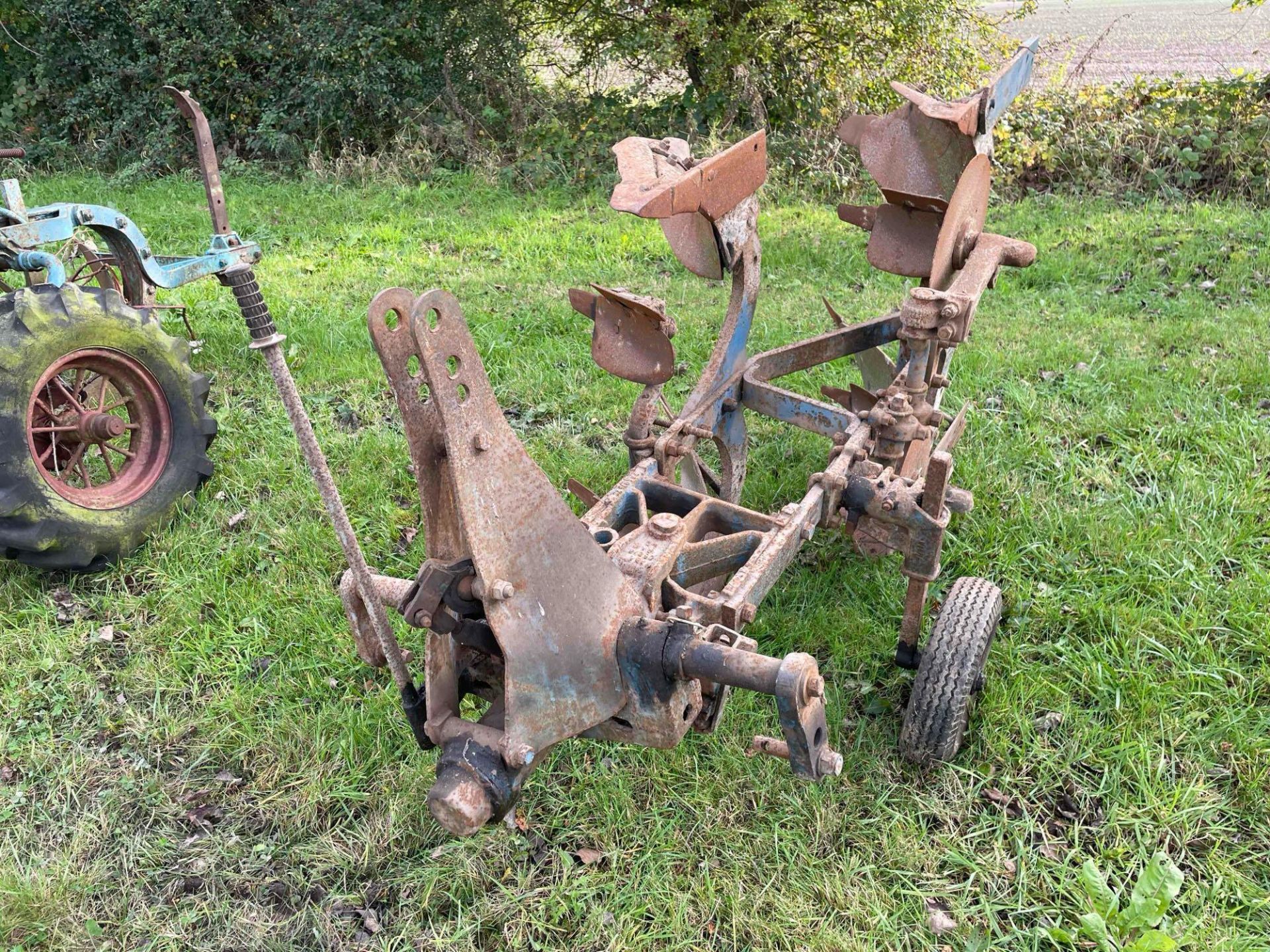 Ransomes TS81 2 furrow reversible plough with skimmers - Image 2 of 2