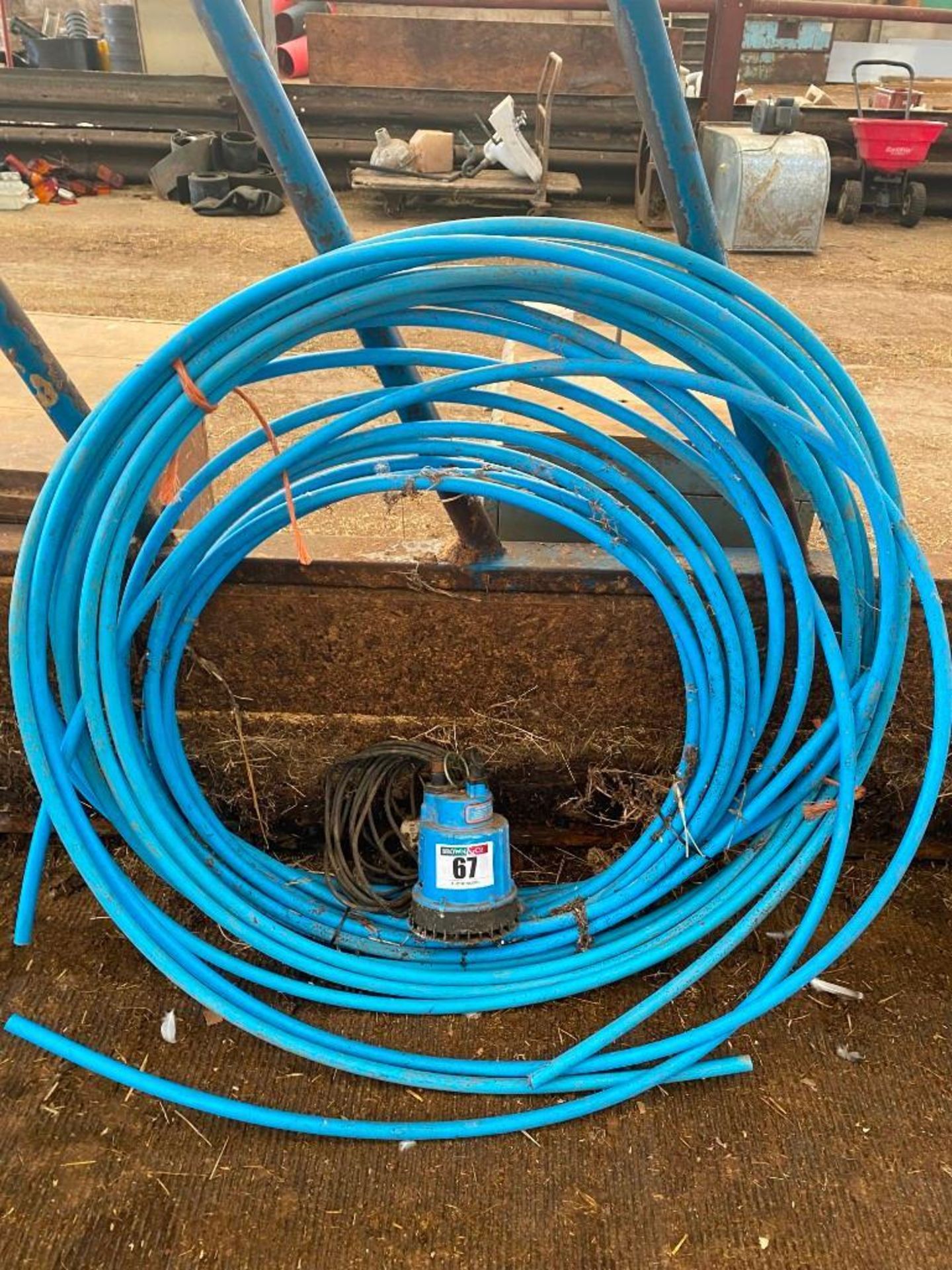 Water pipe and submersible pump