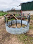 Round cattle feeder