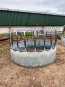 Round cattle feeder