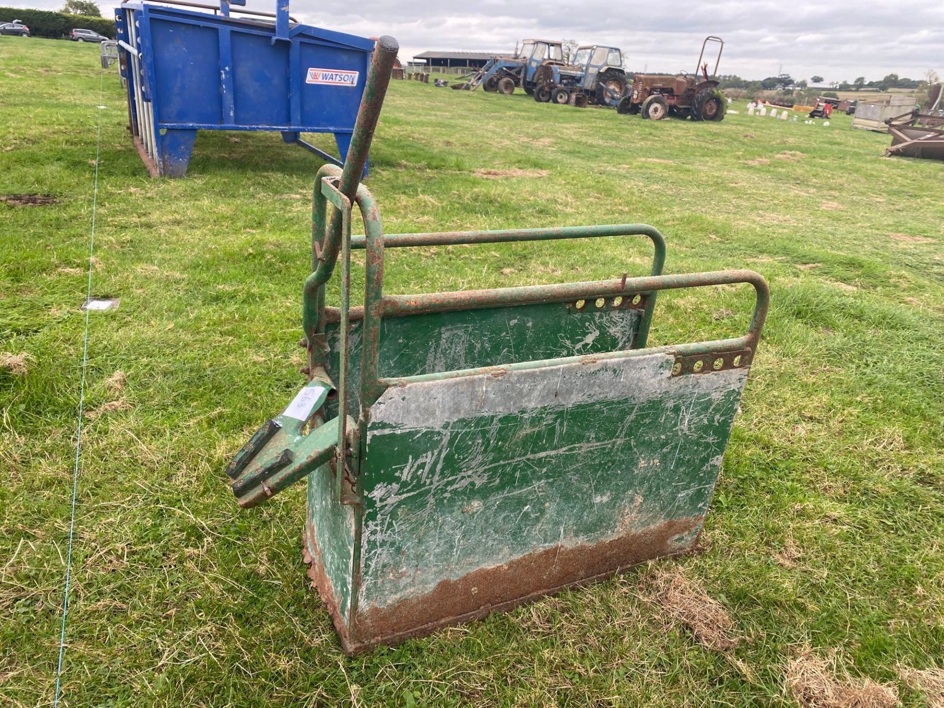 Metal de-horning crate