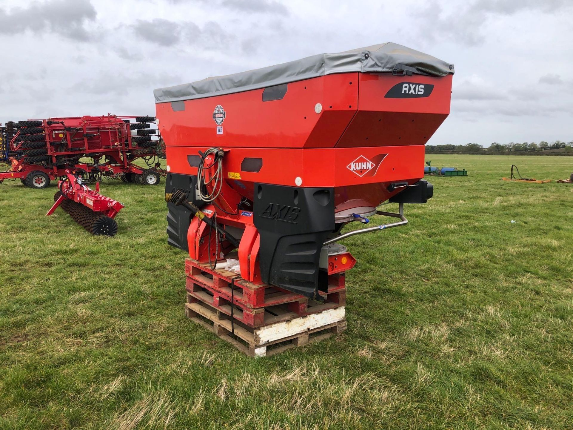 2016 Kuhn Axis-M 40.2 EMC 36m twin disc fertiliser spreader with border control. Serial No: 09-04626 - Image 9 of 13