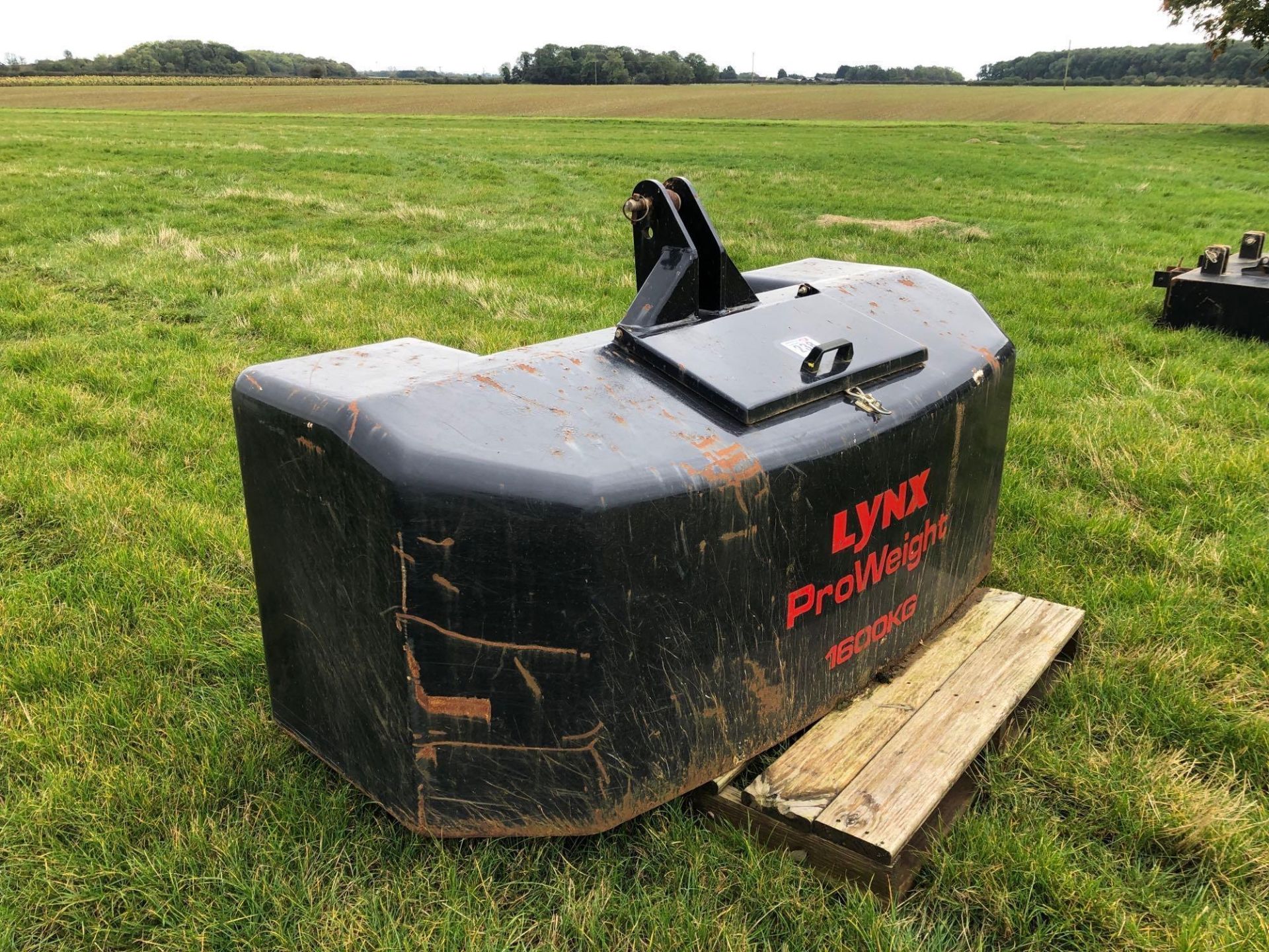 Lynx Pro-Weight 1.6t linkage mounted weight with tool box. Serial No: 0008 - Image 2 of 5