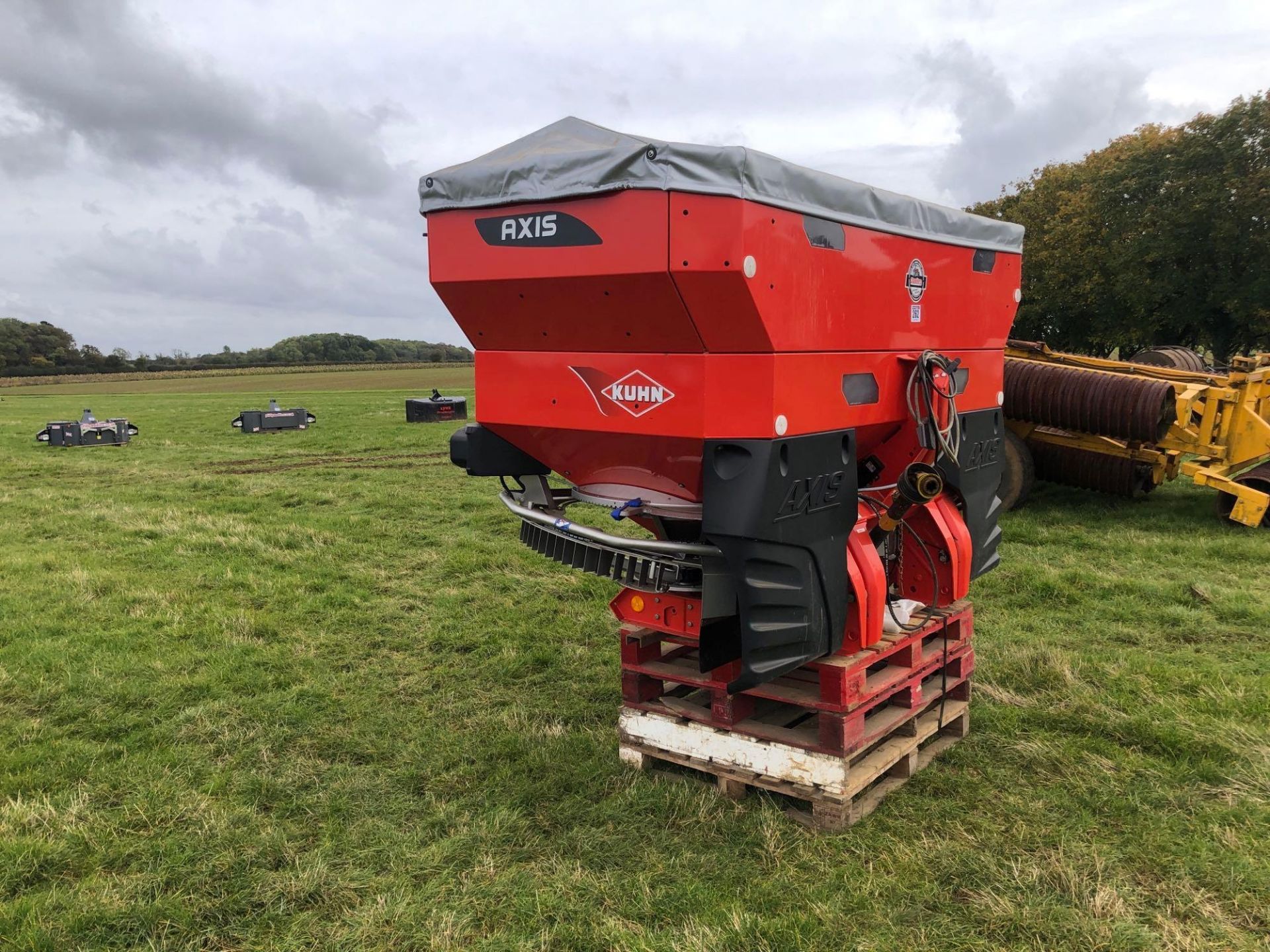 2016 Kuhn Axis-M 40.2 EMC 36m twin disc fertiliser spreader with border control. Serial No: 09-04626 - Image 13 of 13