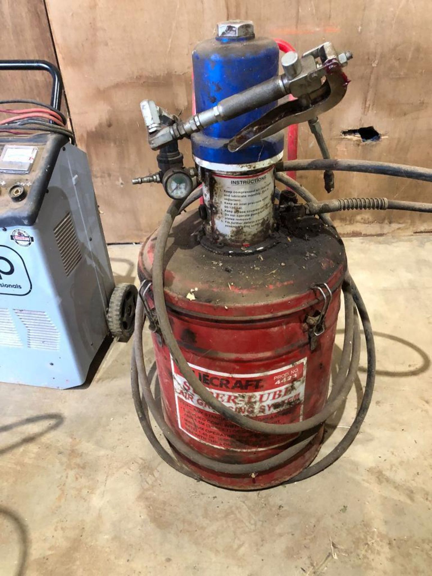 Grease bucket with pump - Image 2 of 2