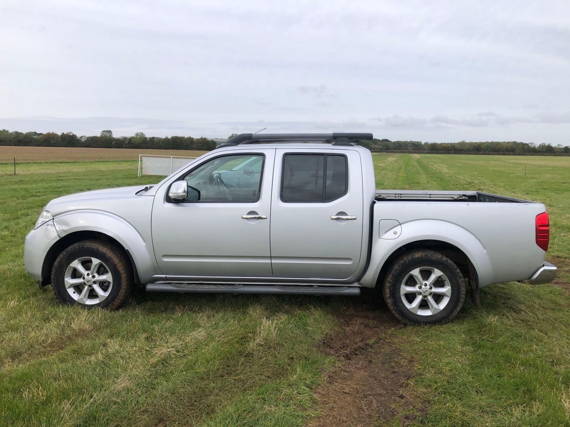 2010 Nissan Navara Tekna 4wd double cab pickup, manual, sat nav, leather upholstery, silver on Gener - Image 3 of 10