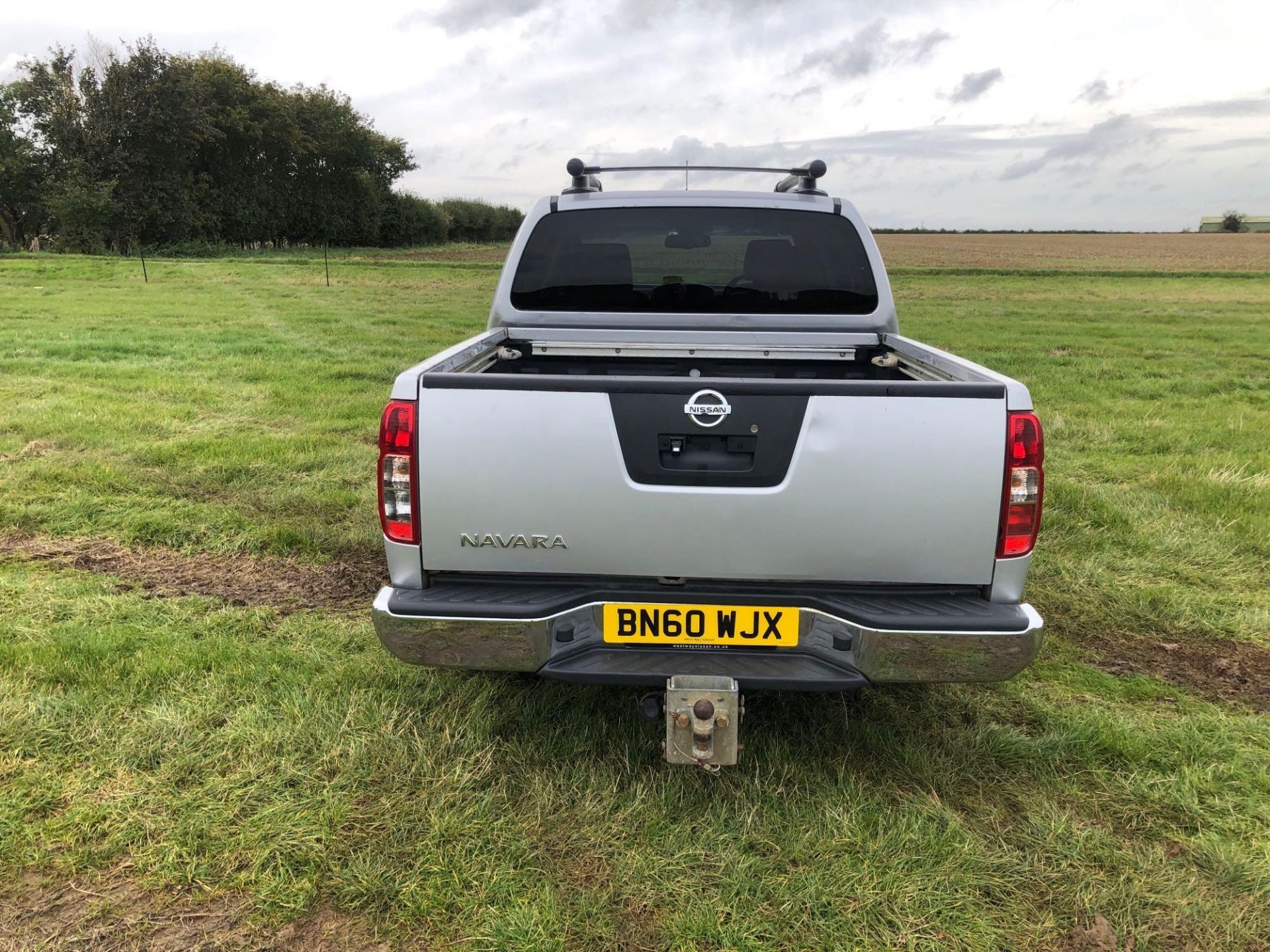 2010 Nissan Navara Tekna 4wd double cab pickup, manual, sat nav, leather upholstery, silver on Gener - Image 7 of 10