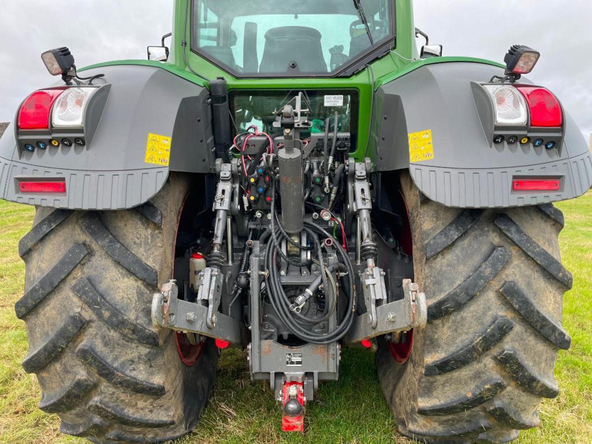 2018 Fendt 828 Vario Profi Plus 65kph 4wd tractor with Quicke Q8M front loader and pallet tines, fro - Image 14 of 29