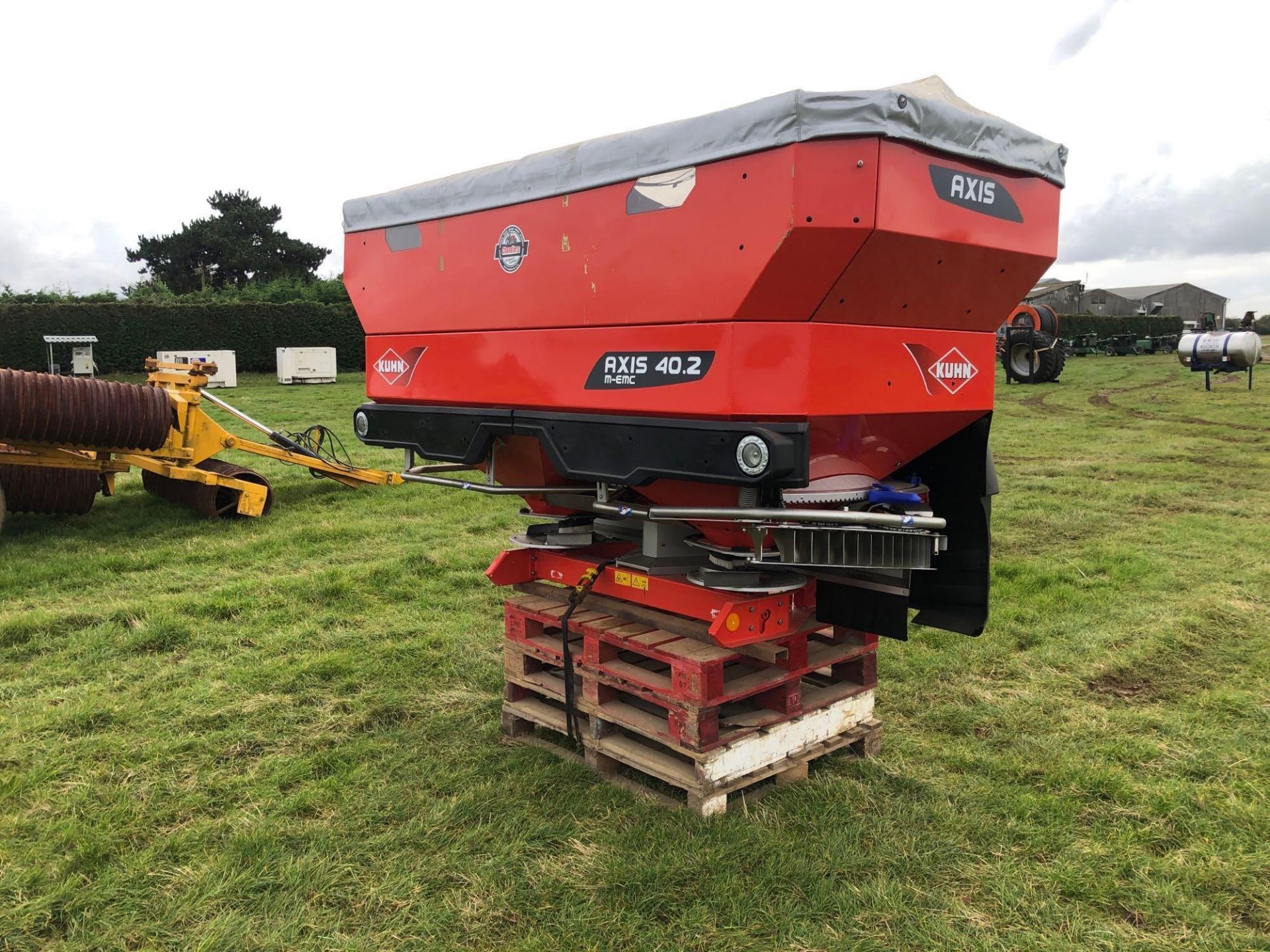 2016 Kuhn Axis-M 40.2 EMC 36m twin disc fertiliser spreader with border control. Serial No: 09-04626 - Image 12 of 13