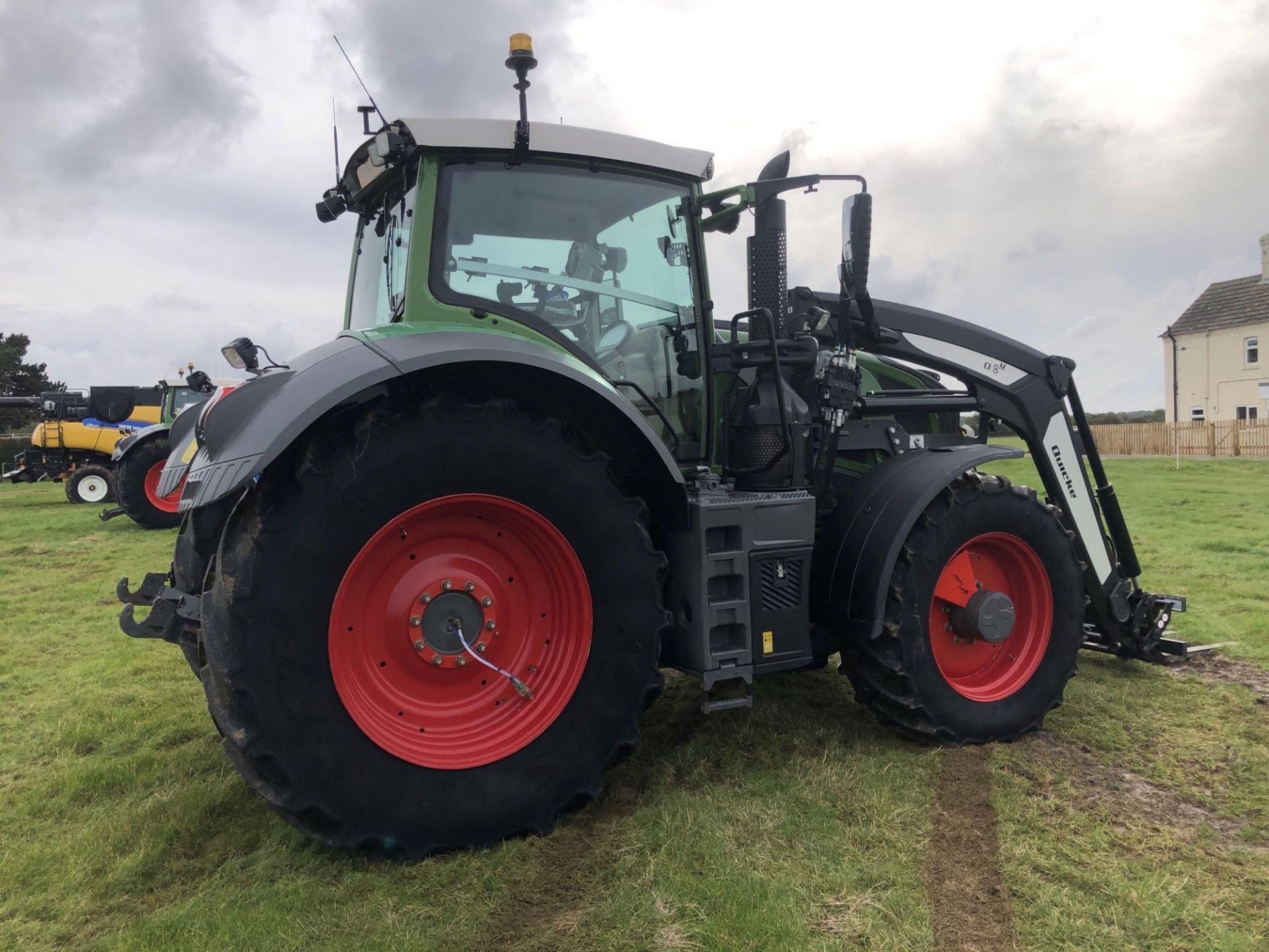 2018 Fendt 828 Vario Profi Plus 65kph 4wd tractor with Quicke Q8M front loader and pallet tines, fro - Image 13 of 29