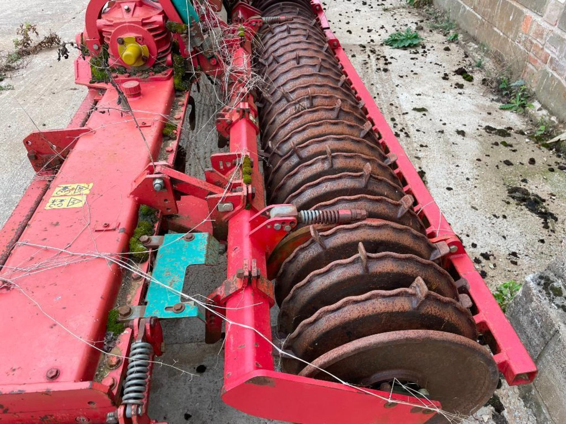 2008 Kverneland NGS/601/F40 6m hydraulic folding power harrow with rear Kerner packer and rear linka - Image 9 of 12