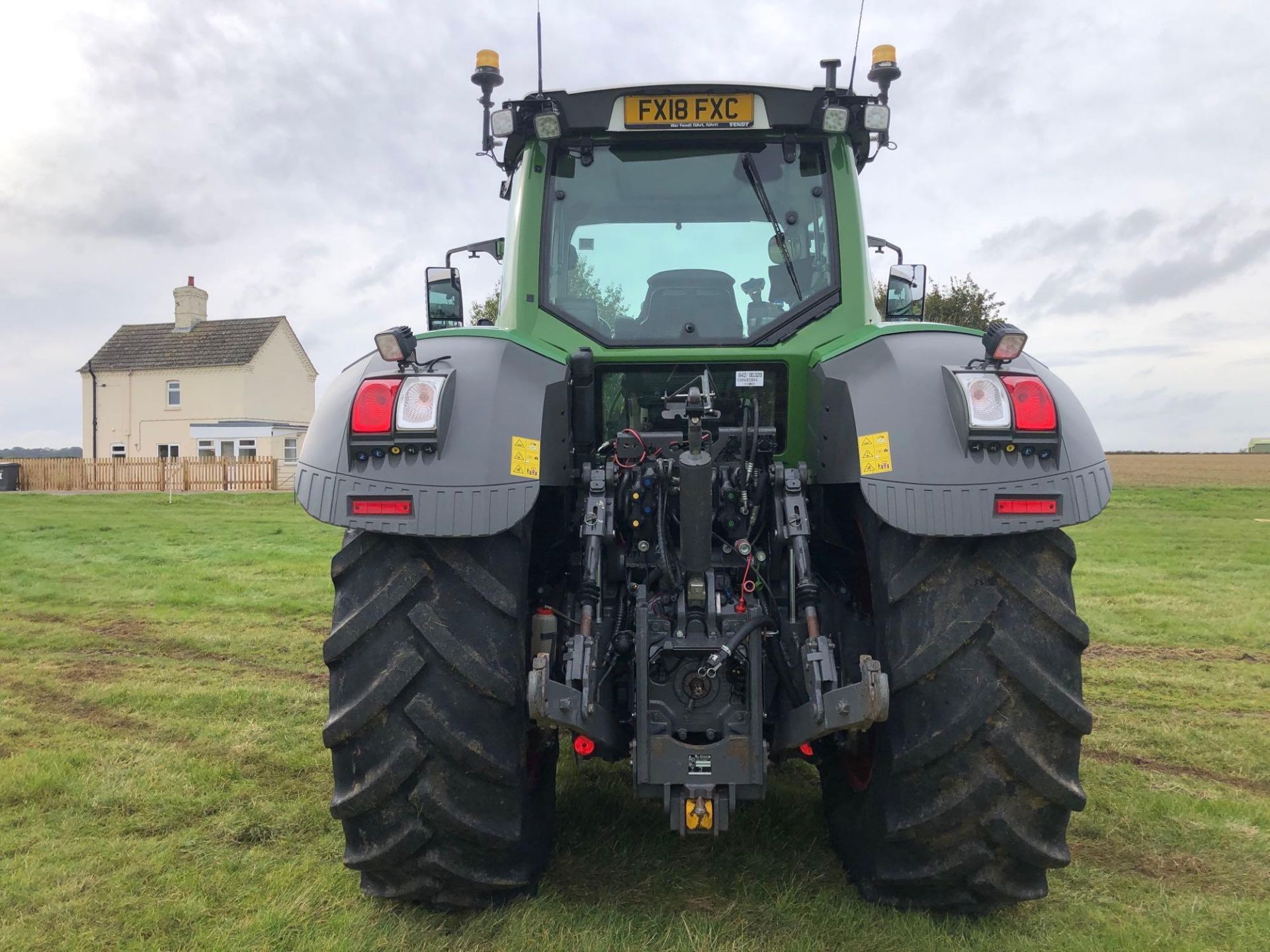 2018 Fendt 828 Vario Profi Plus 65kph 4wd tractor with Quicke Q8M front loader and pallet tines, fro - Image 18 of 29