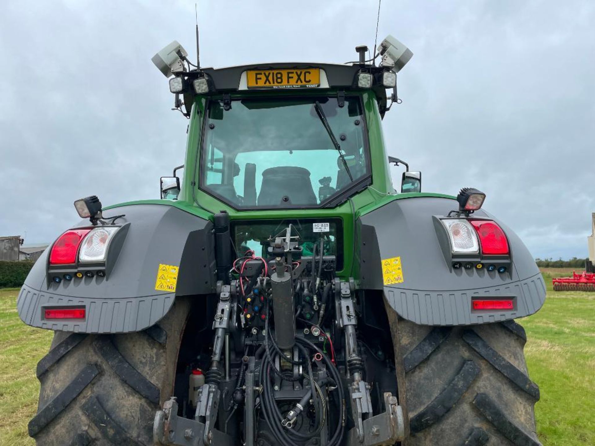 2018 Fendt 828 Vario Profi Plus 65kph 4wd tractor with Quicke Q8M front loader and pallet tines, fro - Image 15 of 29