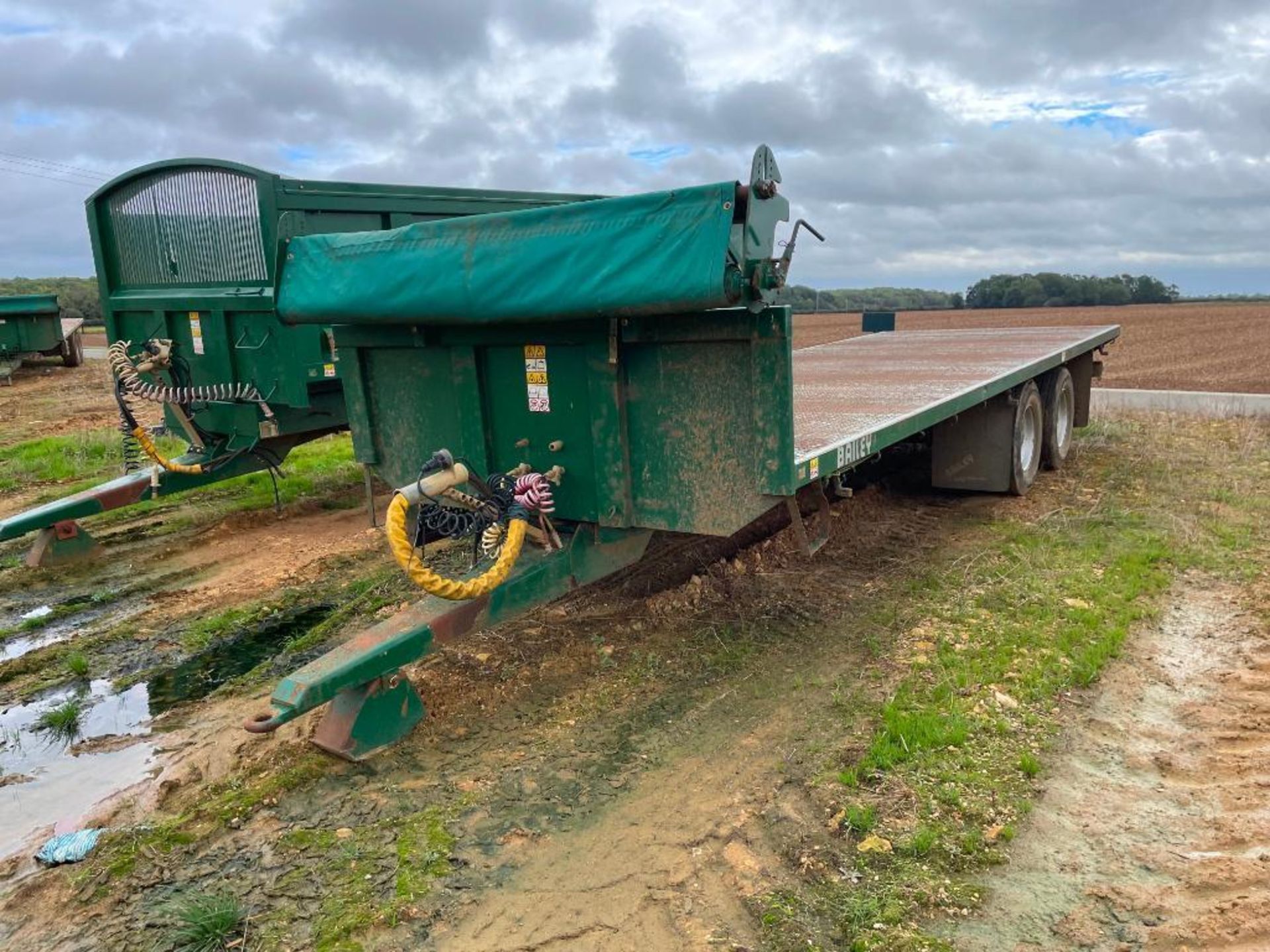 2012 Bailey 26ft flat bed box trailer with manual rollover sheet, hydraulic side platform, air brake - Image 4 of 6