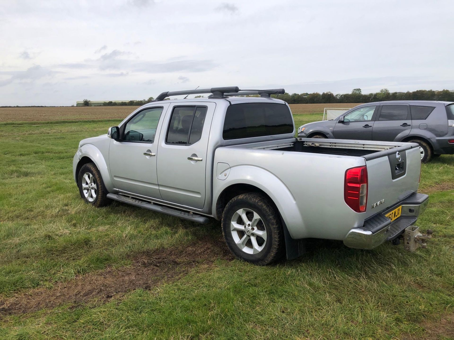 2010 Nissan Navara Tekna 4wd double cab pickup, manual, sat nav, leather upholstery, silver on Gener - Image 4 of 10