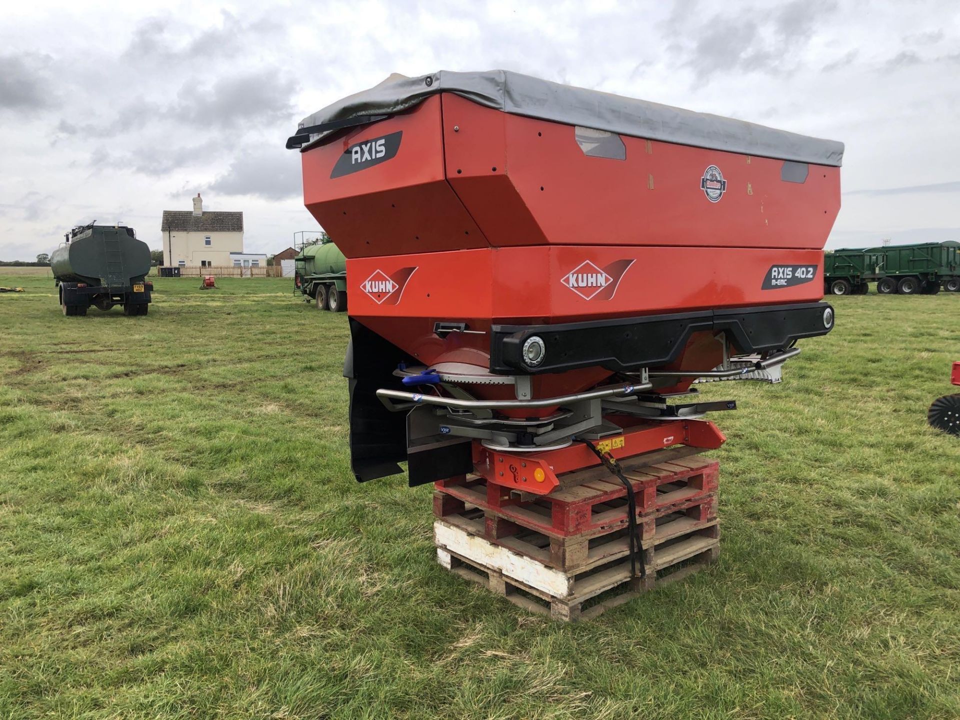 2016 Kuhn Axis-M 40.2 EMC 36m twin disc fertiliser spreader with border control. Serial No: 09-04626 - Image 10 of 13