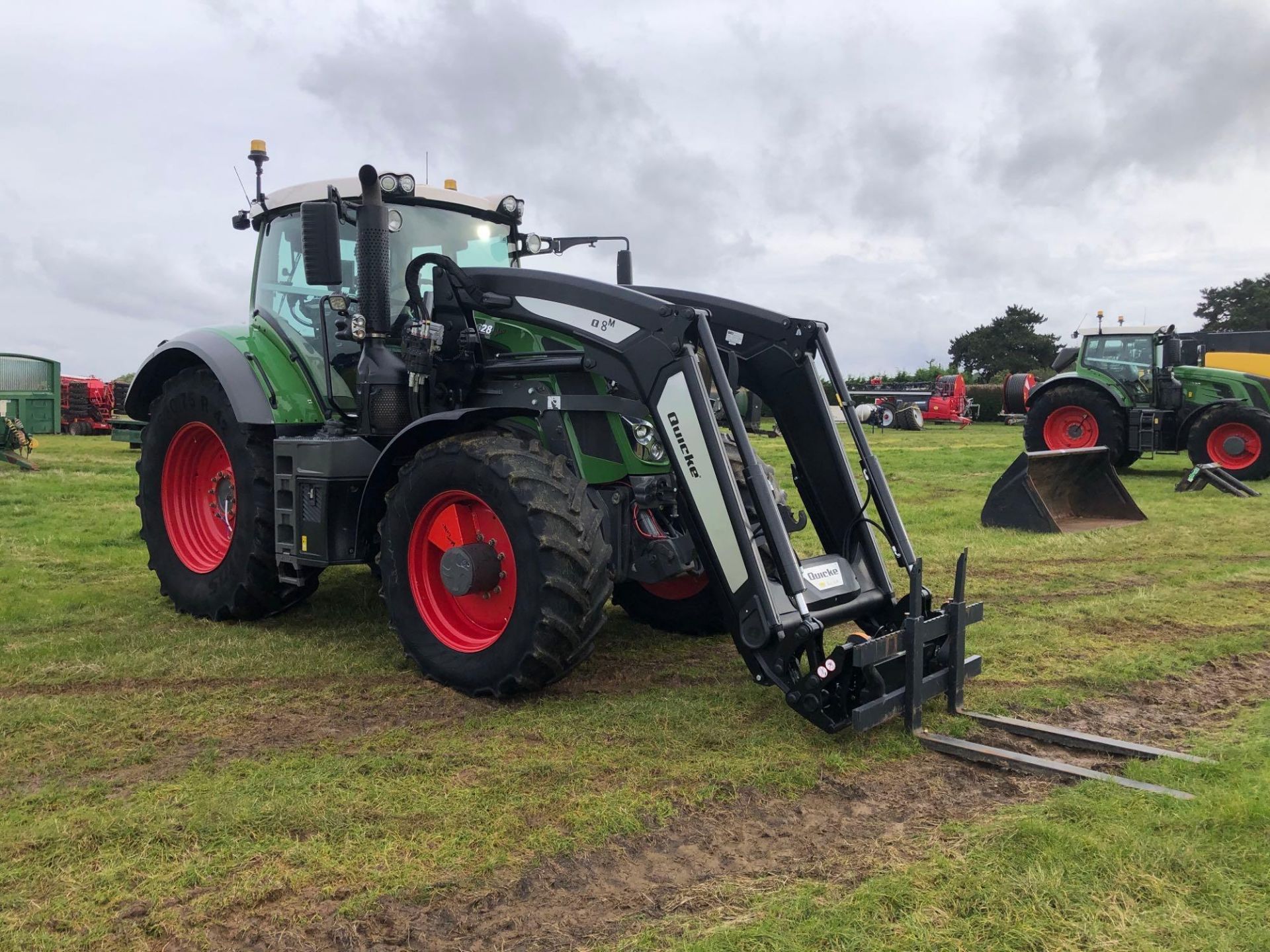 2018 Fendt 828 Vario Profi Plus 65kph 4wd tractor with Quicke Q8M front loader and pallet tines, fro - Image 9 of 29