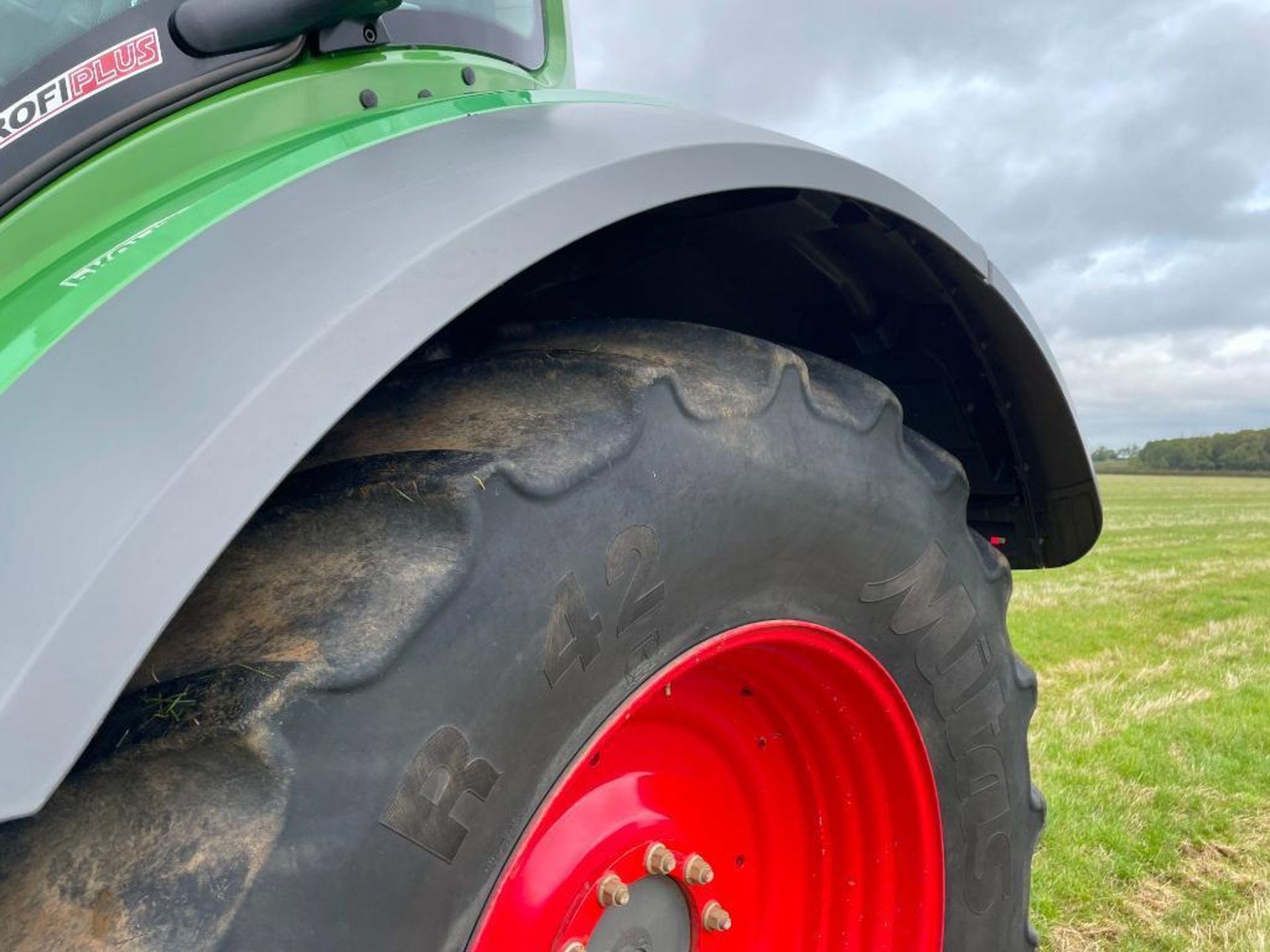 2018 Fendt 828 Vario Profi Plus 65kph 4wd tractor with Quicke Q8M front loader and pallet tines, fro - Image 17 of 29