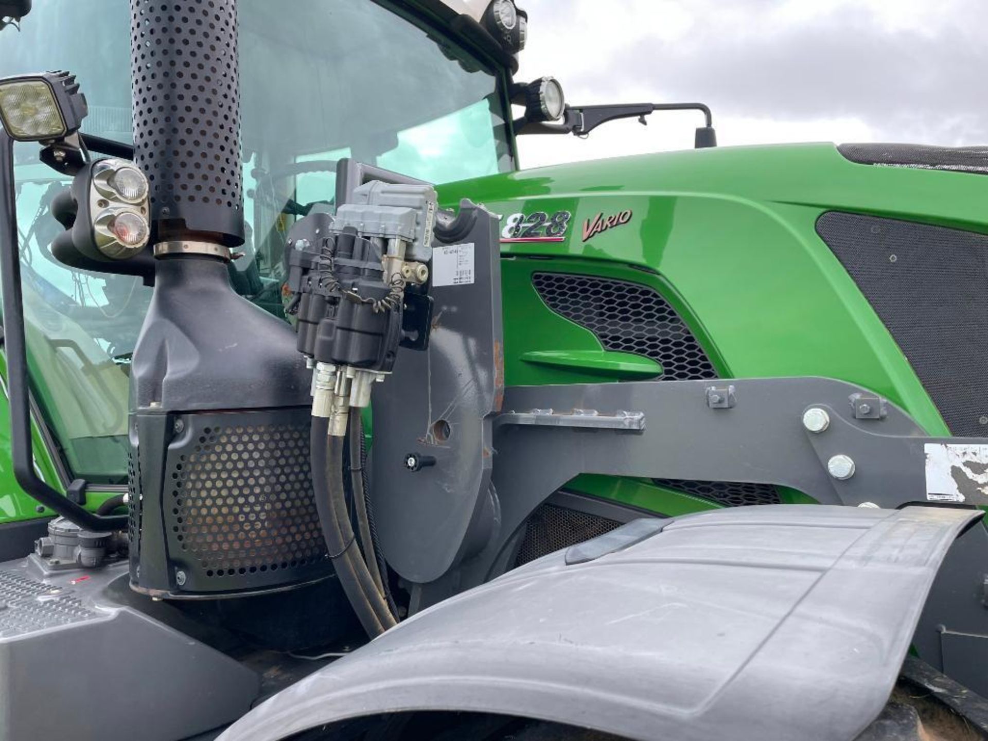 2018 Fendt 828 Vario Profi Plus 65kph 4wd tractor with Quicke Q8M front loader and pallet tines, fro - Image 10 of 29