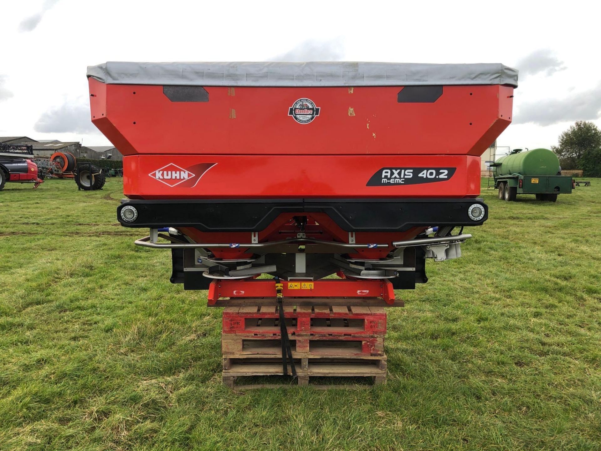 2016 Kuhn Axis-M 40.2 EMC 36m twin disc fertiliser spreader with border control. Serial No: 09-04626 - Image 11 of 13
