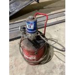 Grease bucket with pump
