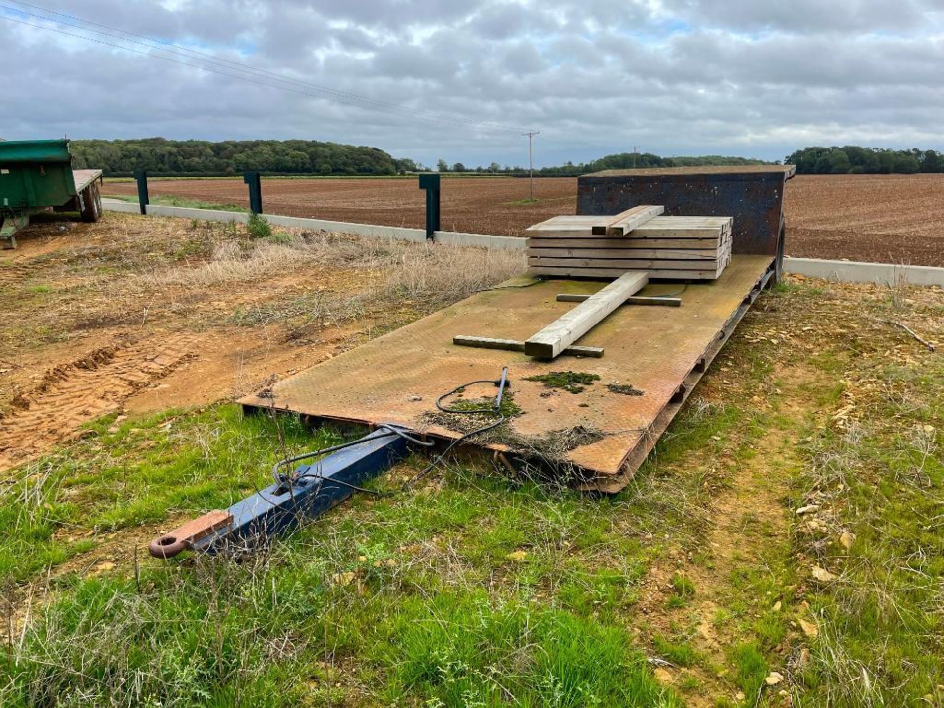 Fixed 18ft low loader on 15.0/70-18 wheels and tyres - Image 3 of 4