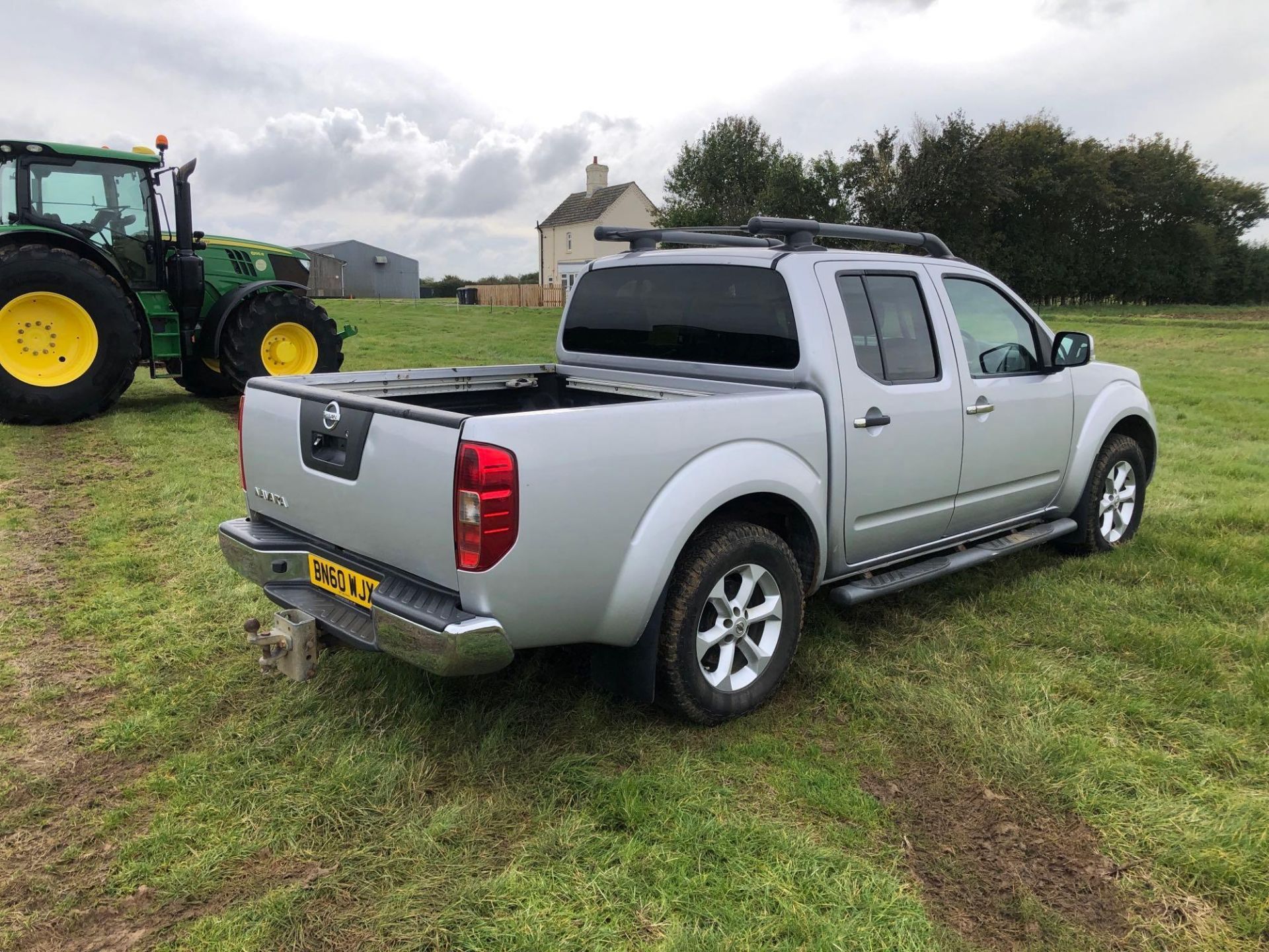 2010 Nissan Navara Tekna 4wd double cab pickup, manual, sat nav, leather upholstery, silver on Gener - Image 10 of 10