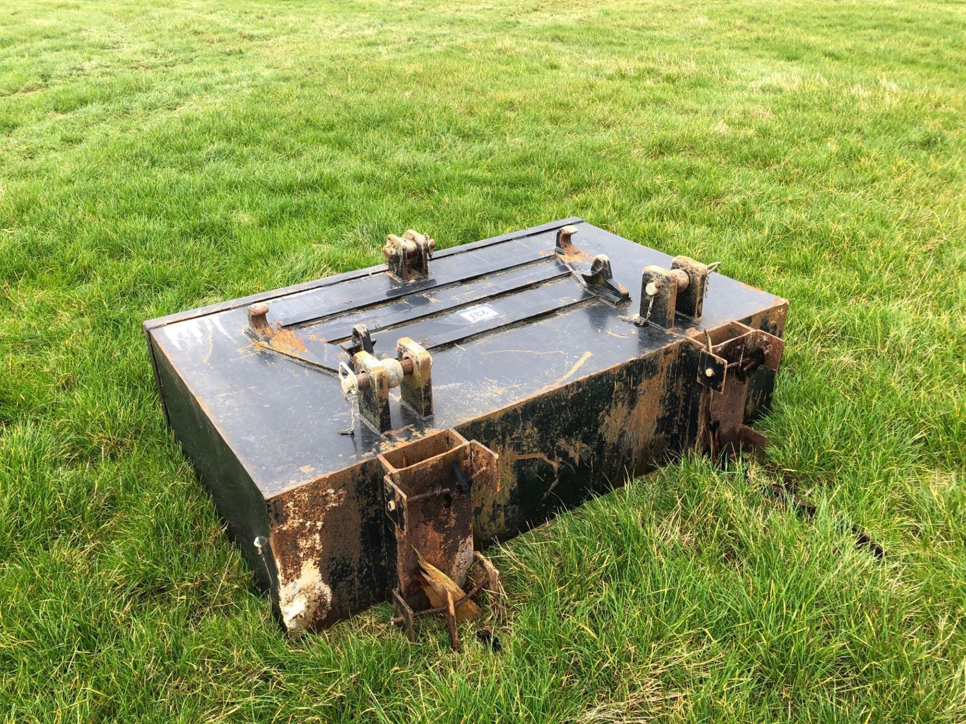 Ballast block with linkage mounted and loader bracket attachments - Image 2 of 2