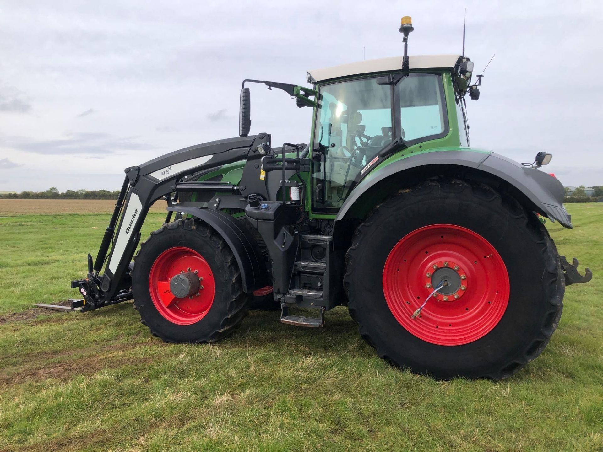 2018 Fendt 828 Vario Profi Plus 65kph 4wd tractor with Quicke Q8M front loader and pallet tines, fro - Image 7 of 29